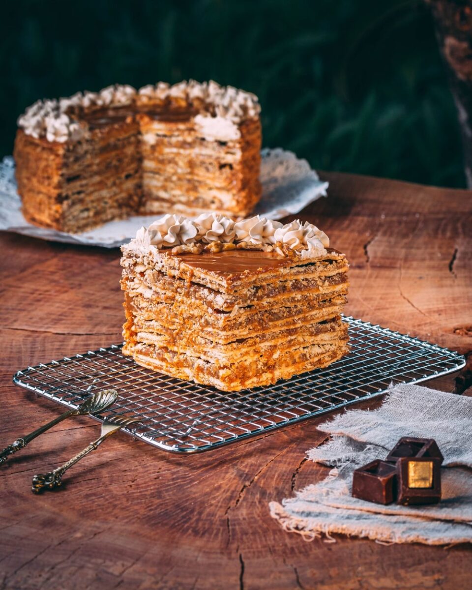 Torta de hoja manjar nuez