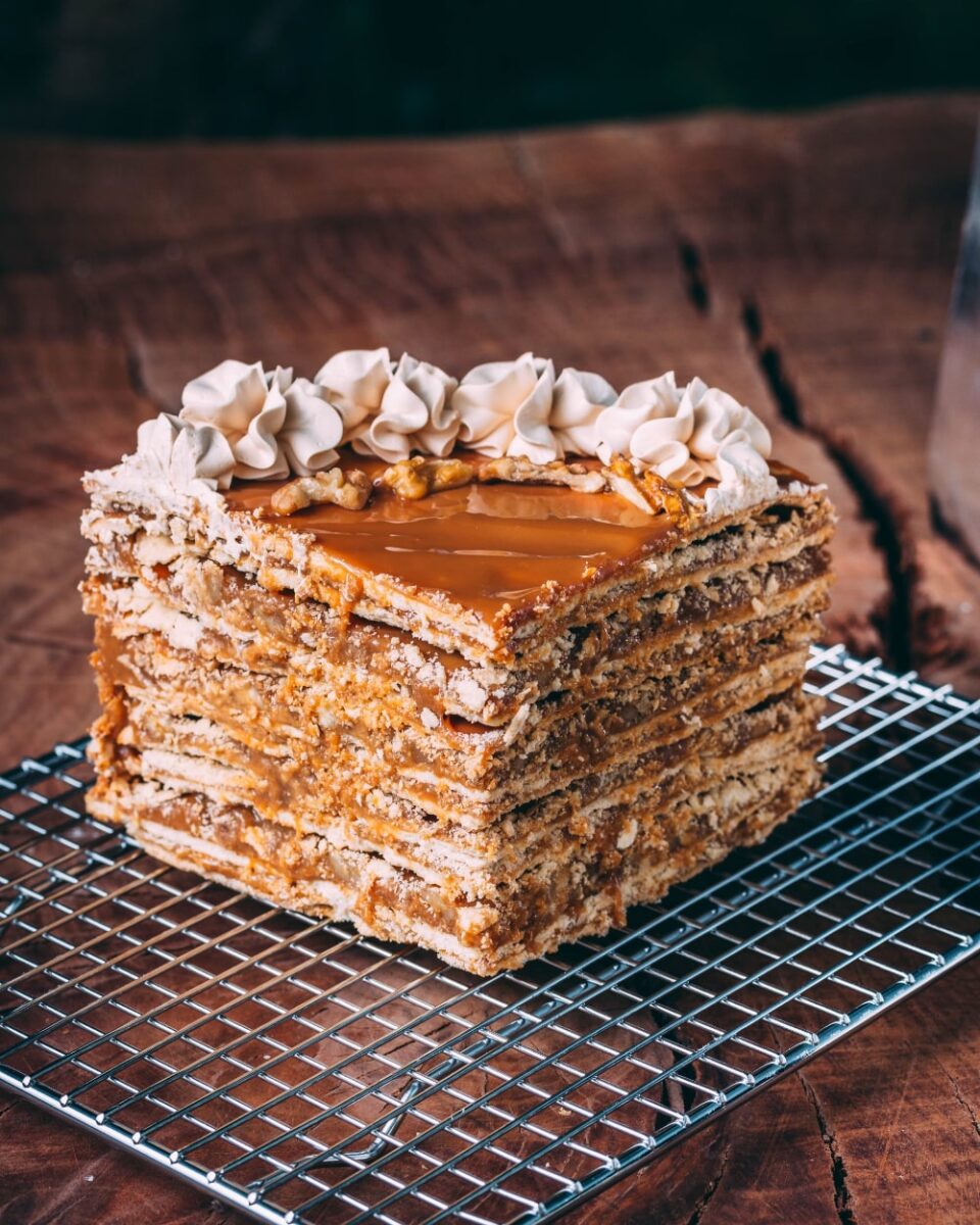 Torta de hoja manjar nuez